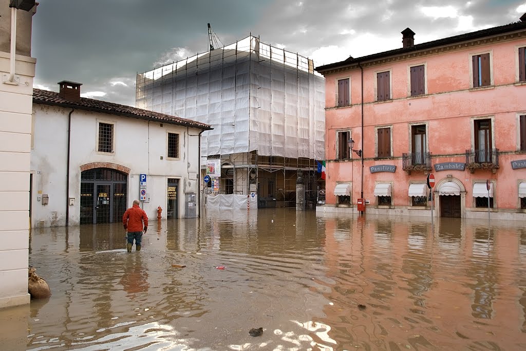 Piazza della farmacia alluvionata by fabrizio berni