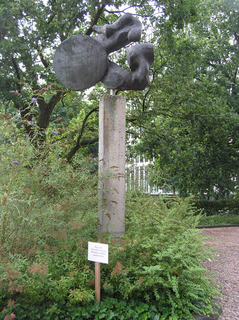 Sculpture in front of the Hogeschool Utrecht, location Berkenweg by Willem Nabuurs