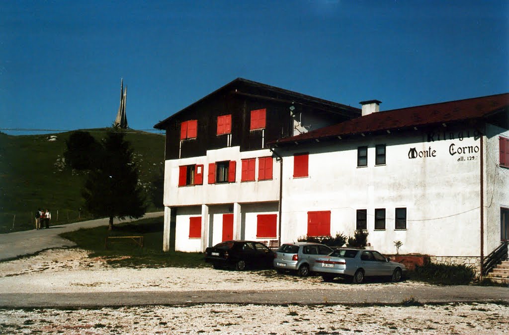 Piana di Granezza, Rifugio Monte Corno by Bepix (Giuseppe de Giacometti)