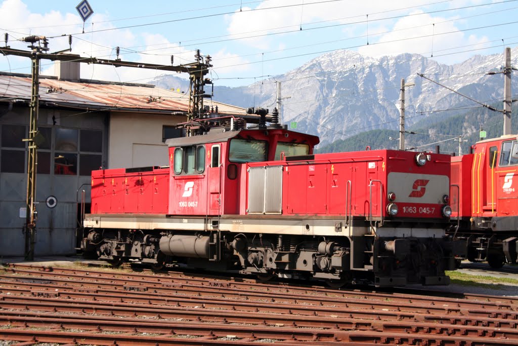 1063.045 vor dem Lokschuppen in Saalfelden (pb) by peter biewald