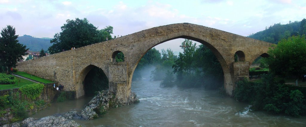 Puente romano Cangas de Onis by Carlos Ferreria