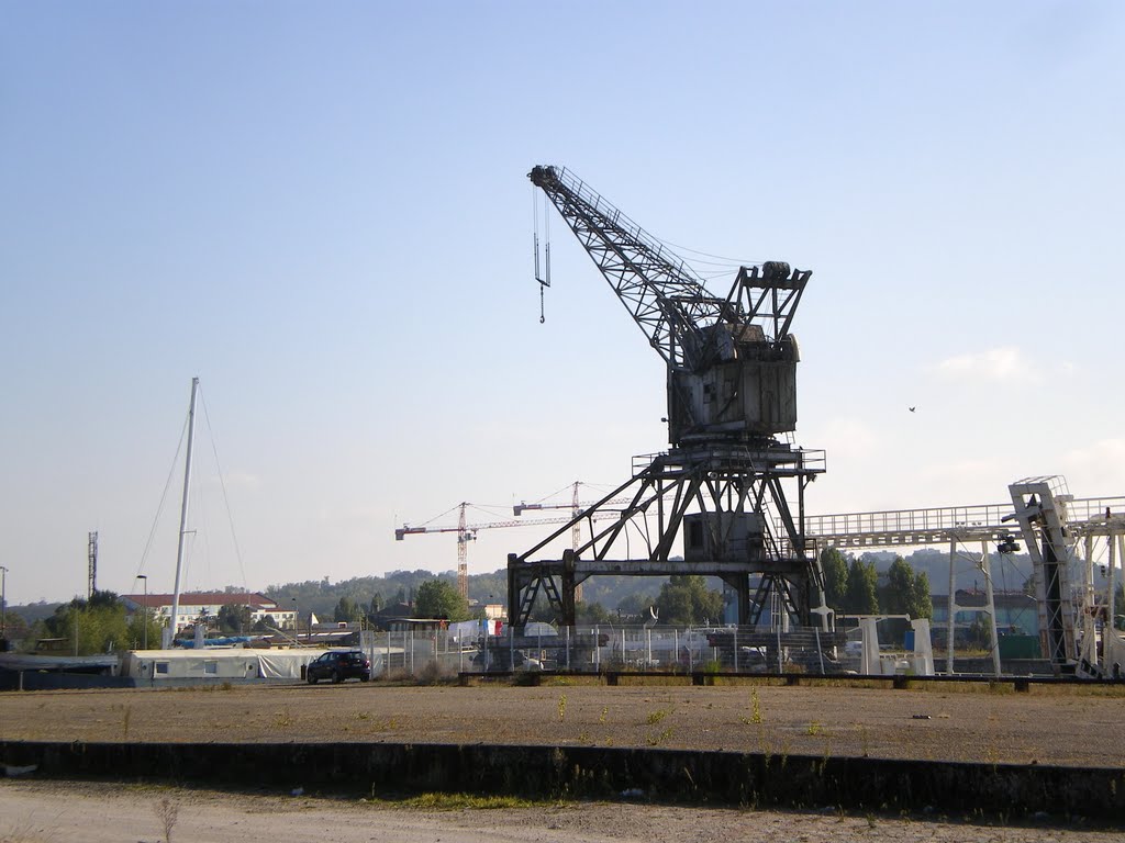 Crane Bordeaux Docks by Gareth.Stadden