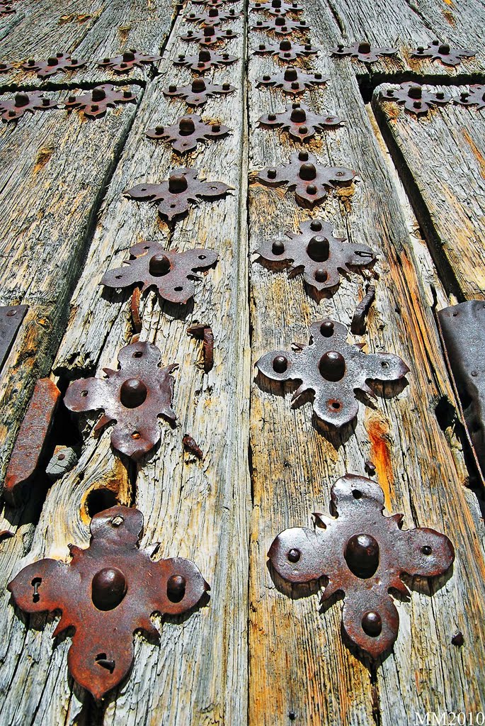 Puerta iglesia, clavos by Mariano Mellado