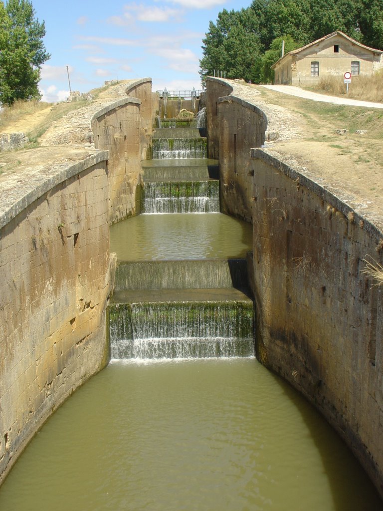 Canal de Castilla by Carlos Ferreria