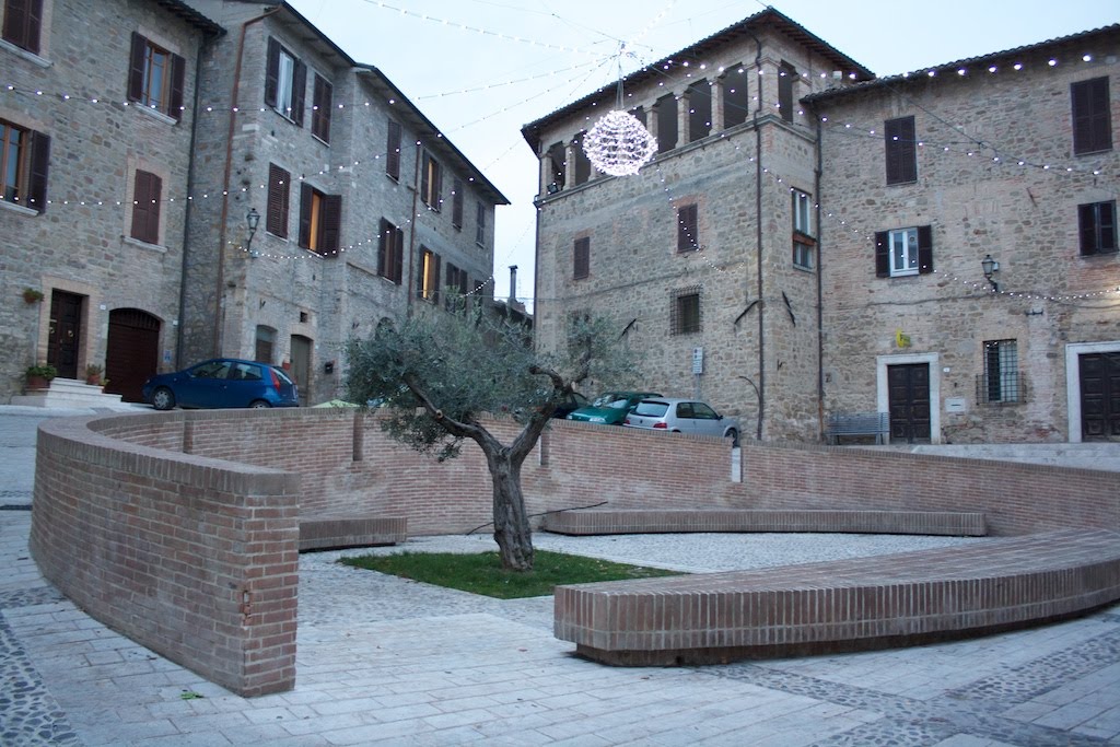 Gualdo Cattaneo - piazza by Roberto Paterniti