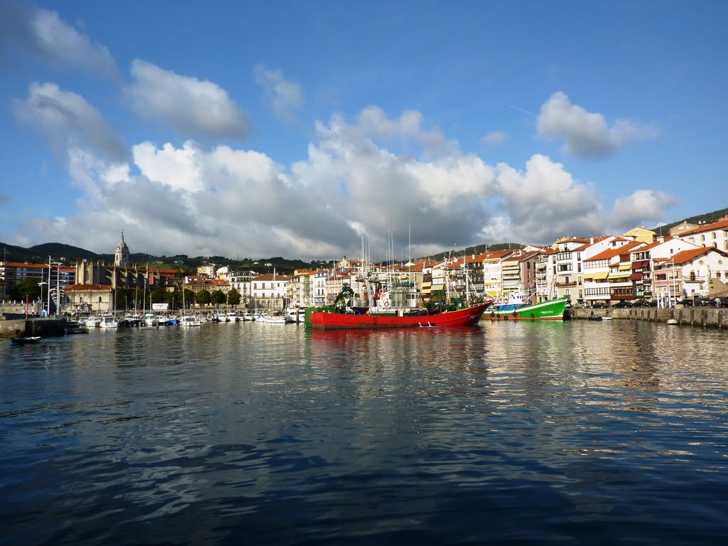 Le joli petit port de Lekeitio, Espagne by daniel Morillon