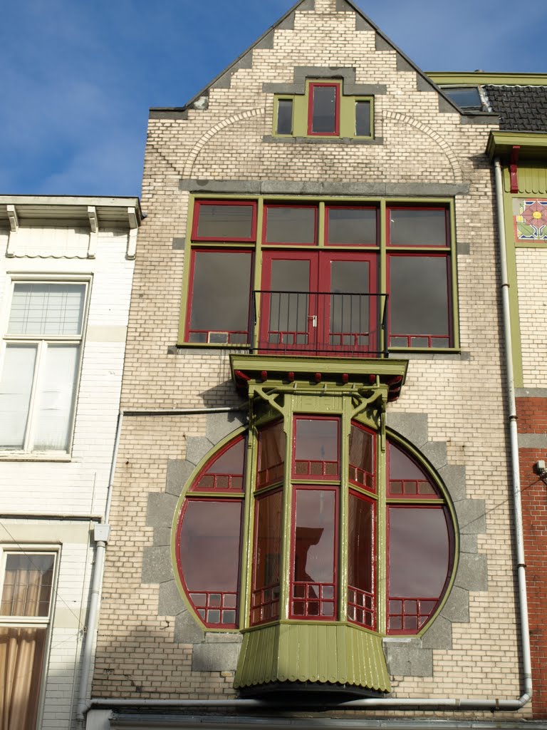 Winkelwoningcomplex in de Oude Ebbingestraat 49-53 in "Jugendstil" ontworpen door architect Gerrit Gisius (1875-1949), zoon van Joannes Gisius (1842-1899) en Klasina Amelia Overbeek (1853-1930), kleinzoon van Joannes Gisius (1808) en Simona Elisabeth Wessels (1810-1895), achterkleinzoon van Joannes Gisius (1779-1820) en Jannetje van Diepen, achterachterkleinzoon van Joannes Gisius en Aletta Anna Ve(e)nendaal. by Hans R. van der Woud…