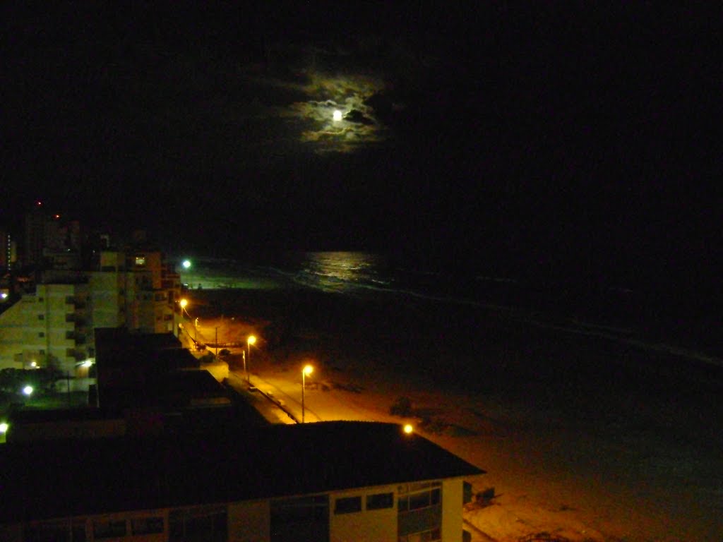 La luna en el mar Gesell by pedro osvaldo corti