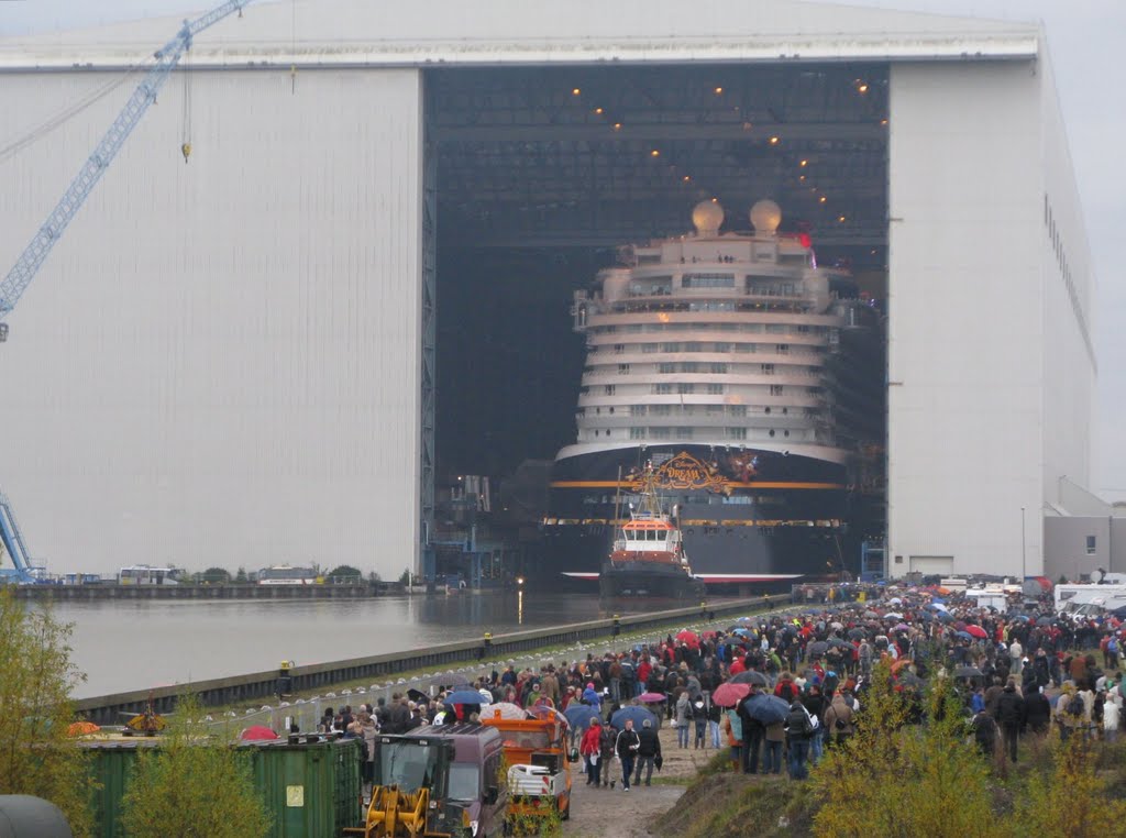 Papenburg / Meyer - Werft / Kreuzfahrtschiff_2 ´Disney Dream´ wird ausgedockt by Dieter Kiefer