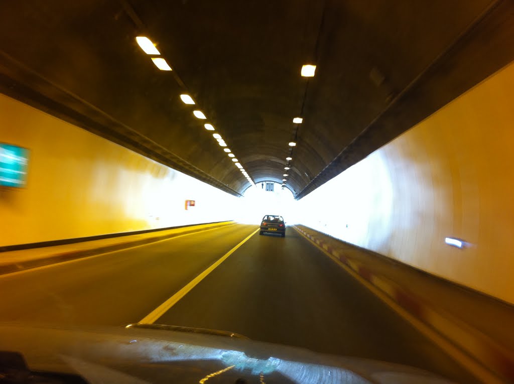 Tunnel de la plage les grottes 1 by ABDERRAHIM BELAKRI