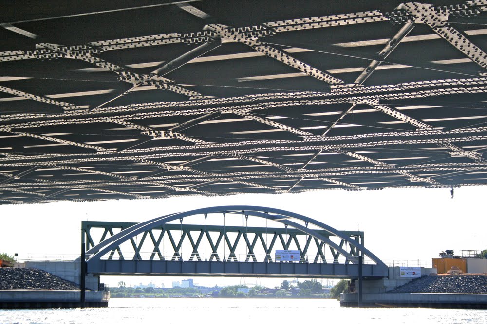 Brücken am Spreehafen (Foto Regina Salm) by Renja Salm