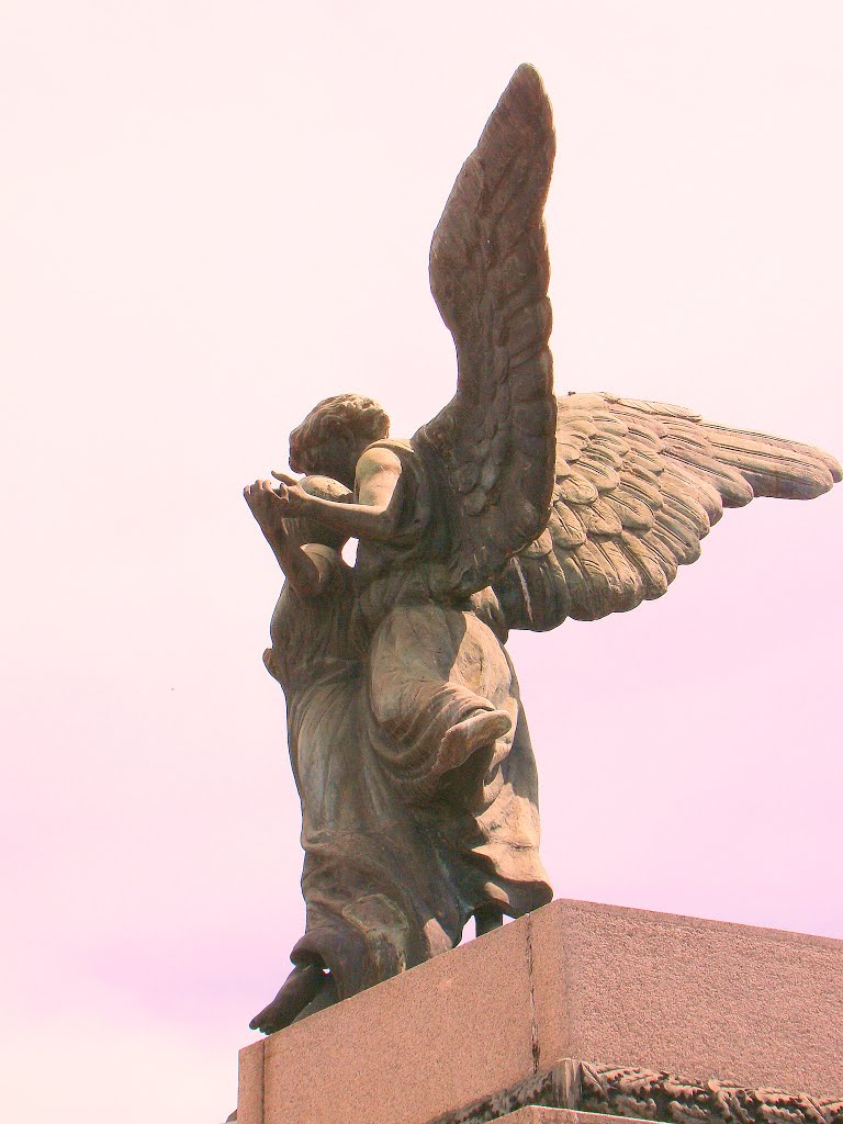 Buenos Aires - Cementerio Chacarita - Angel en la cúspide de un Mausoleo. ecm by eliseo c. martínez