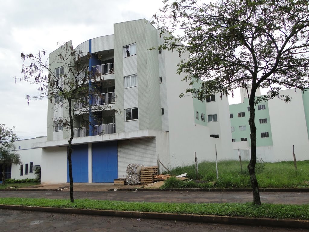 Prédio na Rua Guarani em Toledo, PR. by Ricardo Mercadante