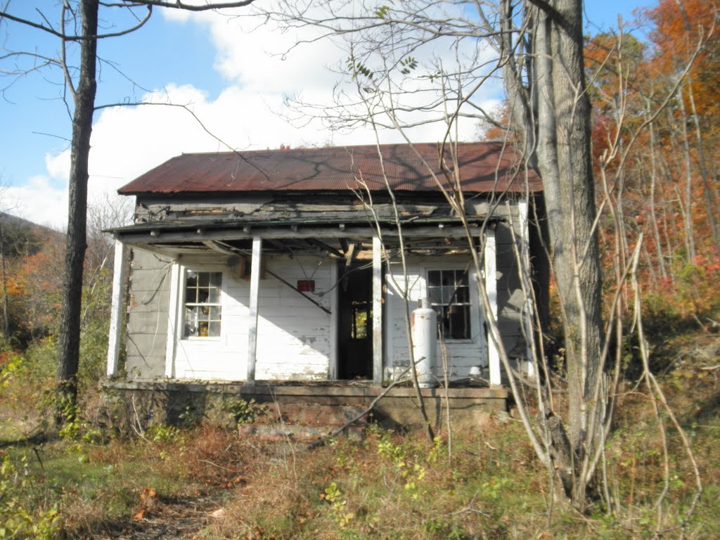 Abandoned house by Xpeditor