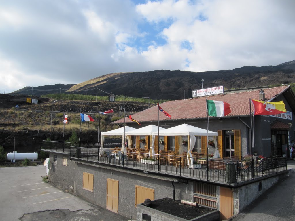 Rifugio Giovanni Sapienza by Willem Nabuurs