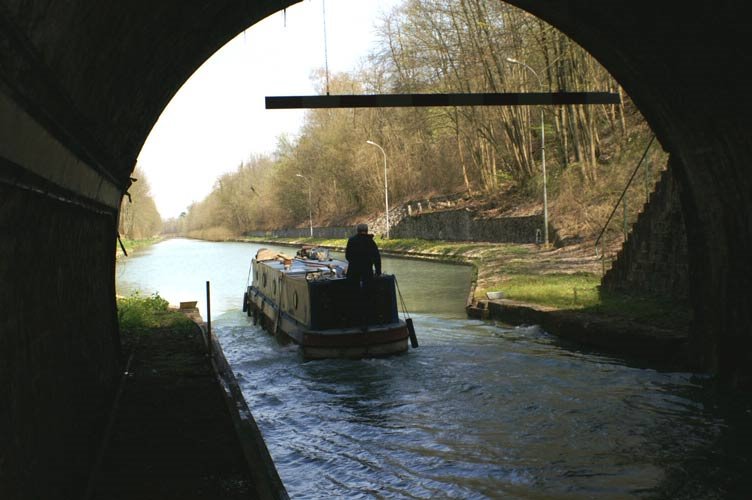 Leave the tunnel on the Aisne a Marne Canal at Billy by falconer Dave Long