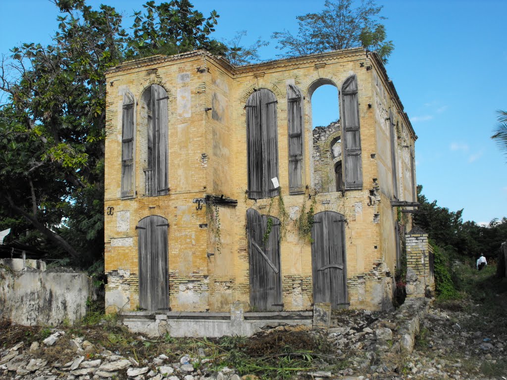 Old house in Anse-au-Veau by Thomas Hackl