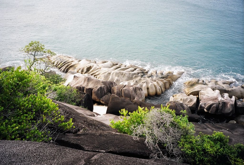 Eroded granit rocks, NW coast of Mahé. by psigwalt