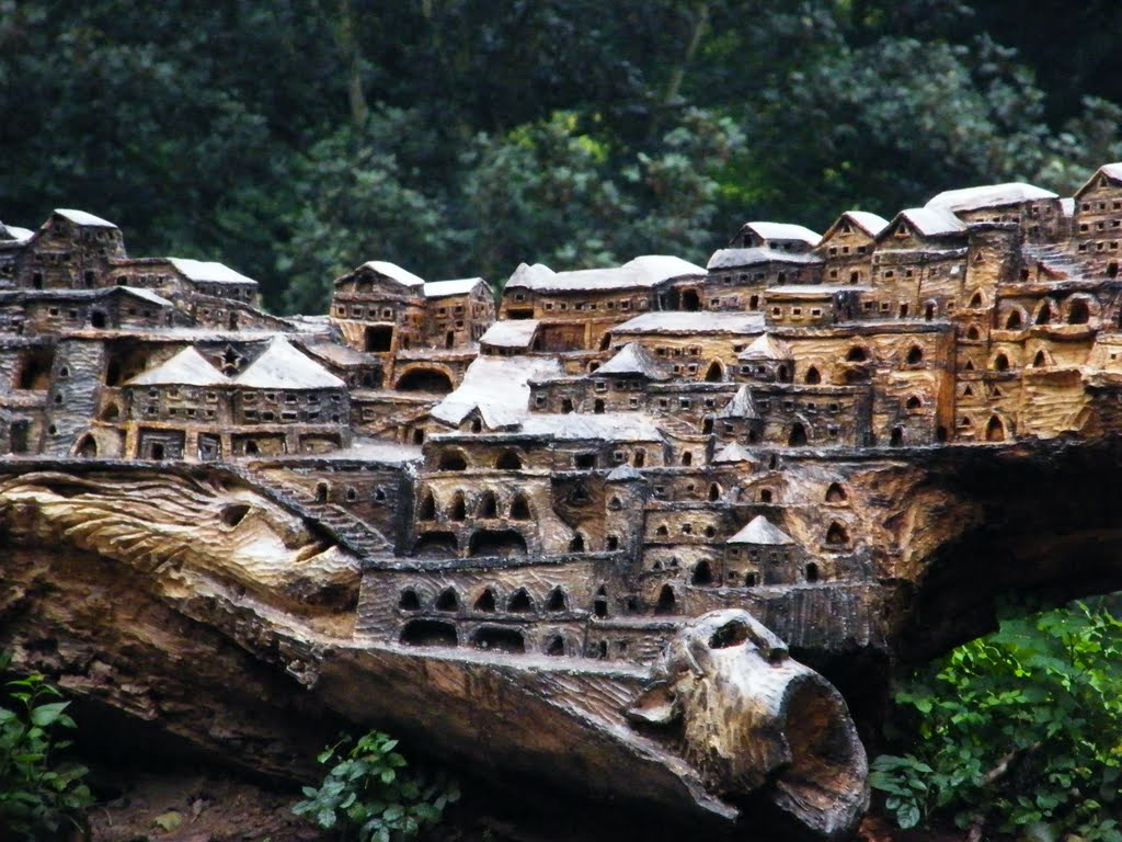 Tree carving at Lille Zoo by George Mrozowski