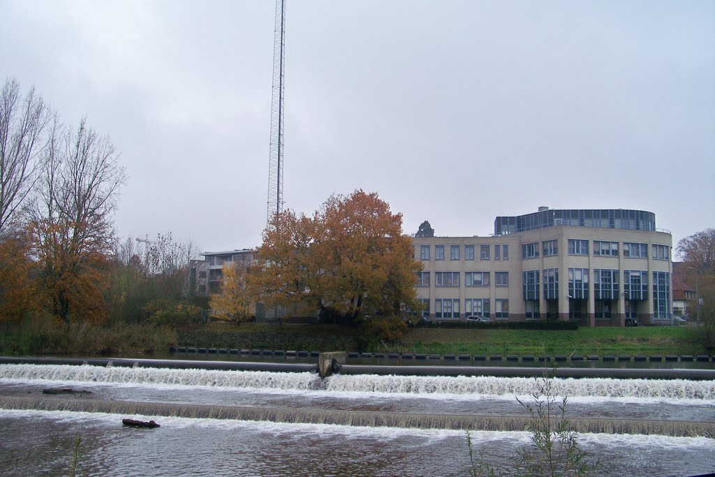 Lekkend politiebureau by Ted Potters