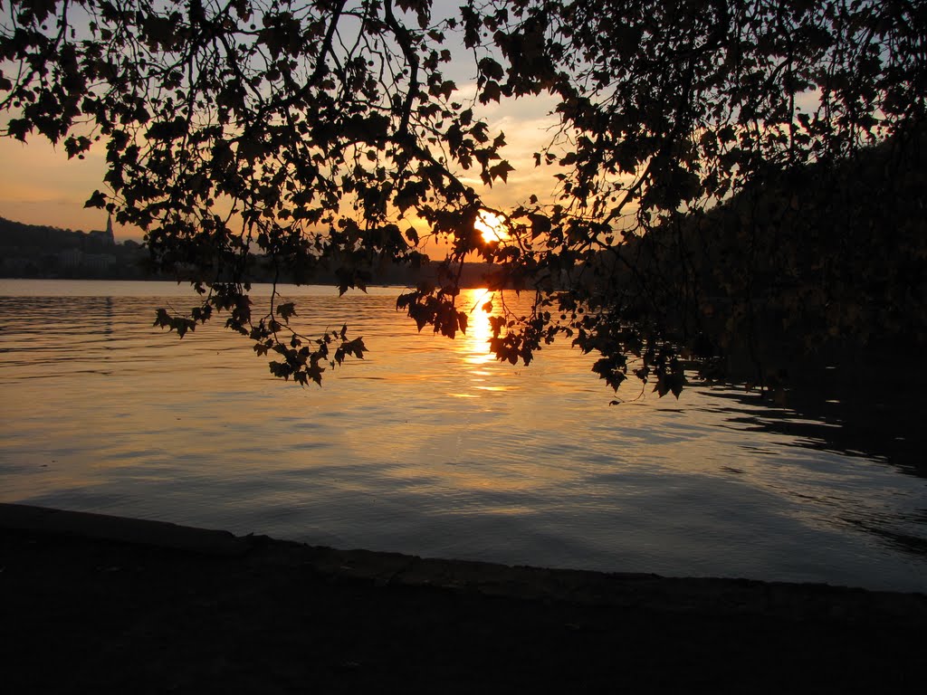 Annecy au coucher du soleil by Nicolas Mareau