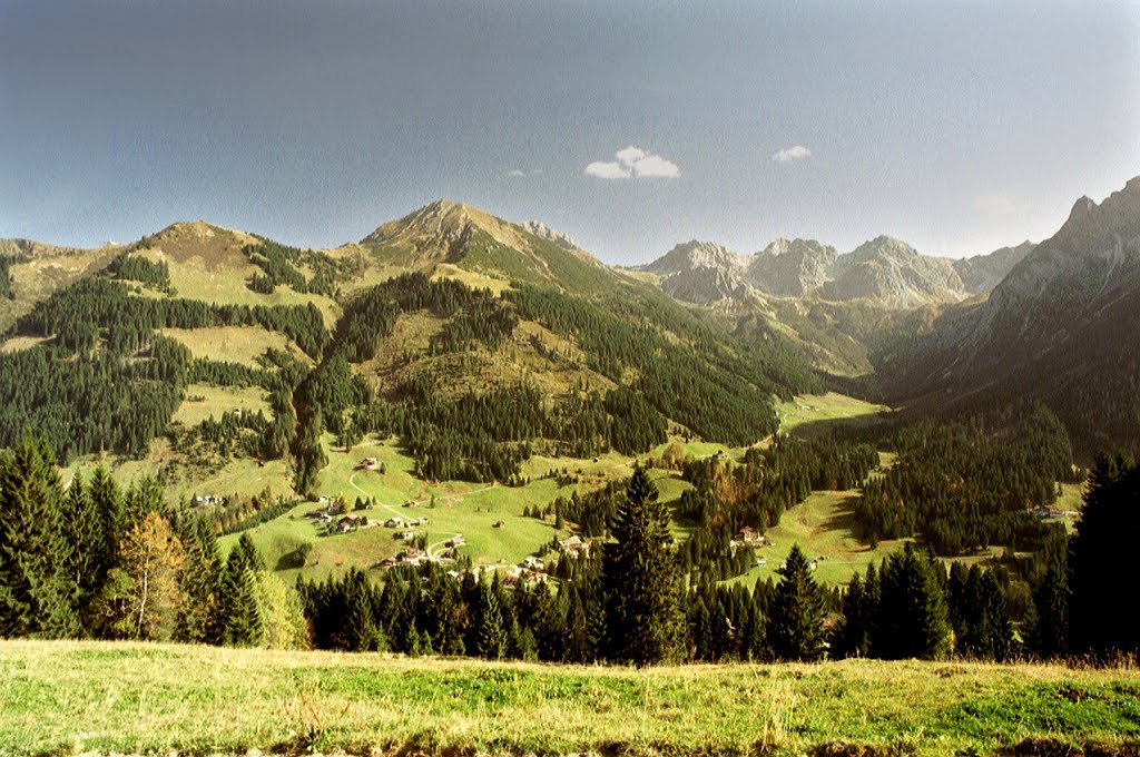 Höhenweg mit Blick übers Tal by Elch