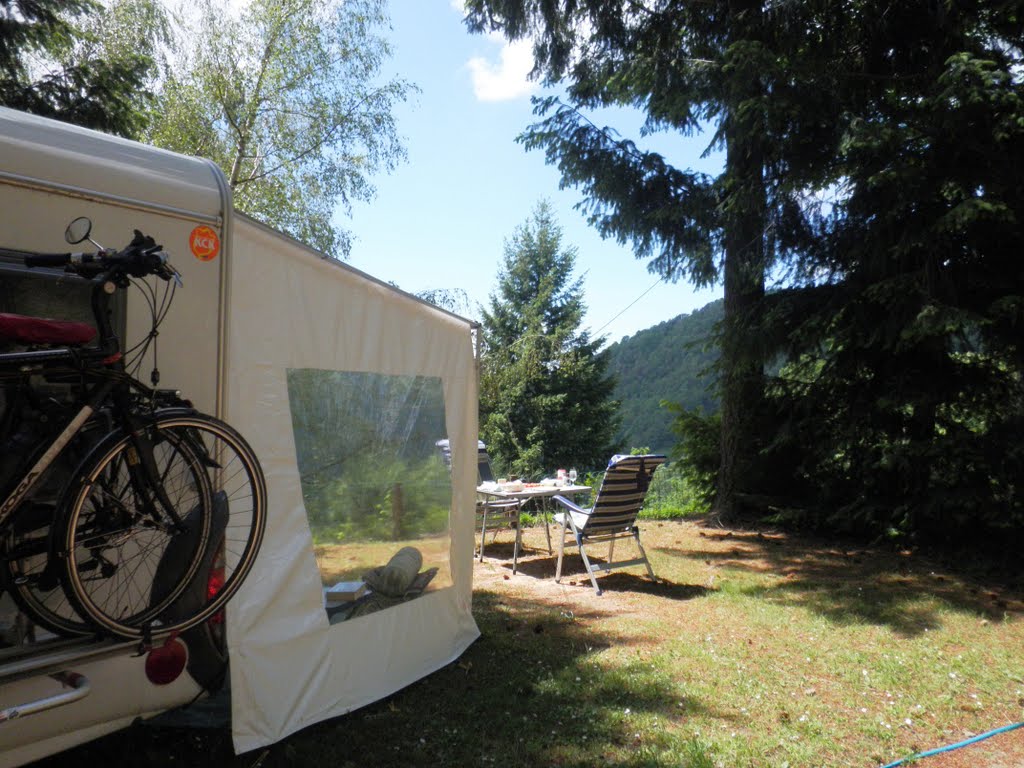 Camping Le Belvédère, plaats nr. 19, hoog boven Pont Lanau (Trudi) by Trudi