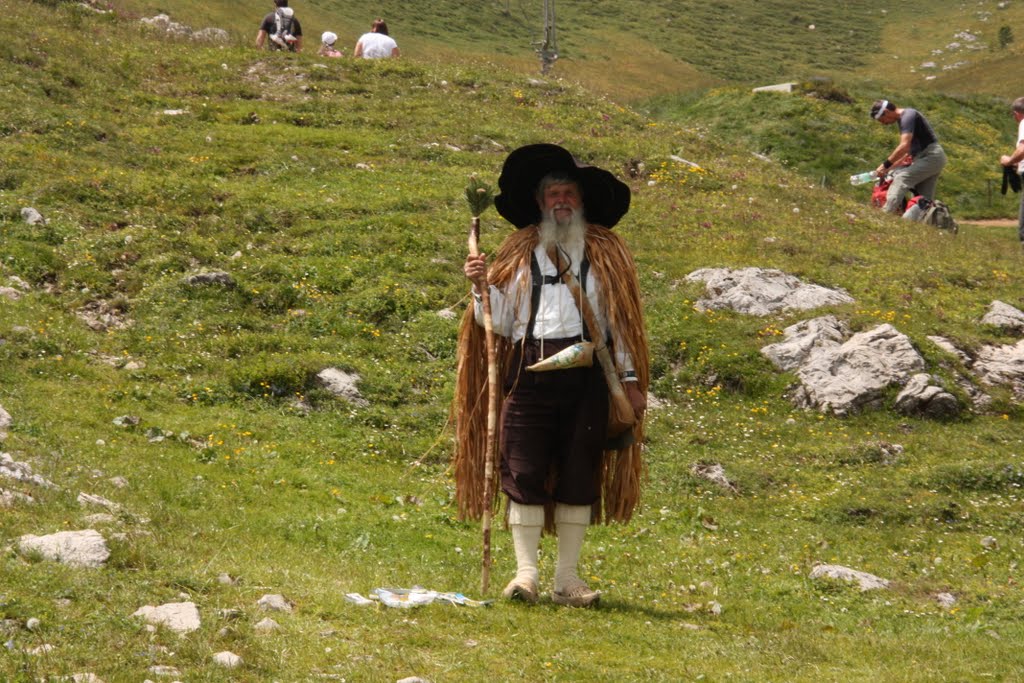 Velika planina - pastir kot so včasih bili by Egon Likar