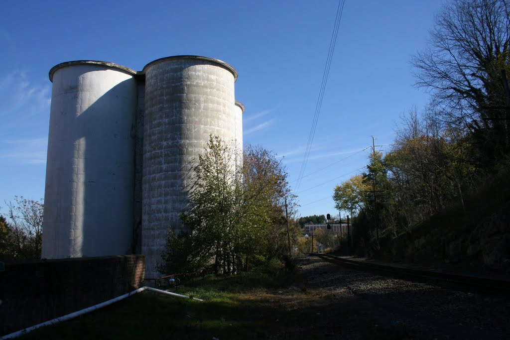 Mill Street Silo by Charles Quigley