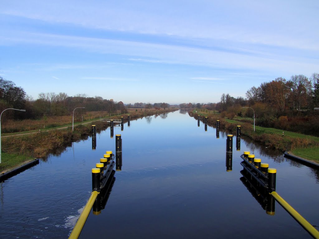 Elbe-Lübeck-Kanal: Einfahrt in die Donner-Schleuse by picotuna