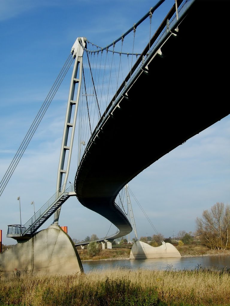 Fußgängerbrücke über die Elbe am Herrenkrugpark by Stephan Meisel