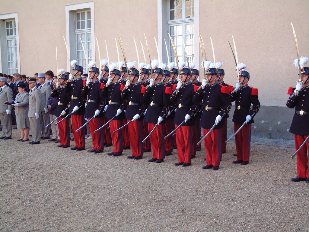 Délégation de Saint Cyriens lors d'une prise d'armes by Michel André