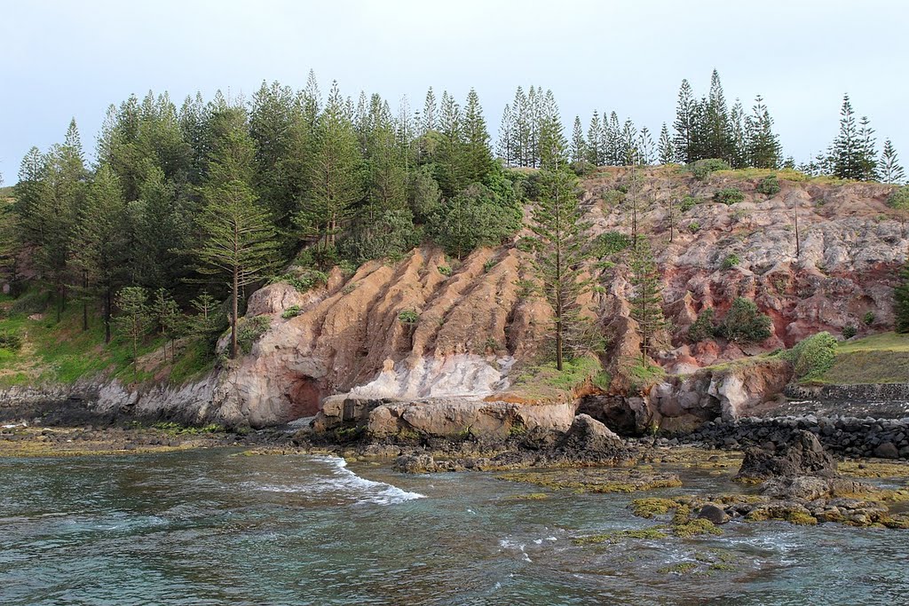 Rocks near Kingston Pier - looking up at Flagstaff Hill by Michael Hains