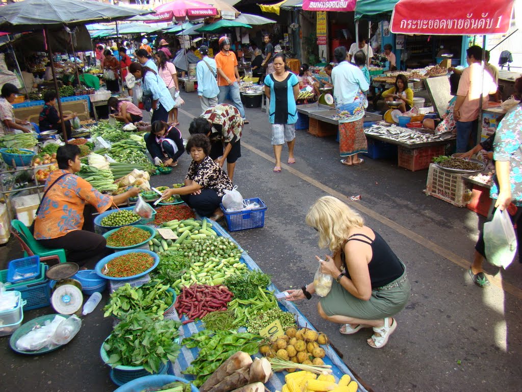 Markt in Surat Thani by Tino Donath