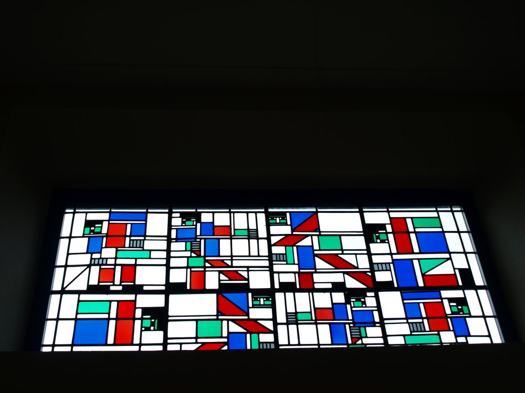 Glas-in-loodraam "Kleine Pastorale" van Theo van Doesburg (1883-1931) in een schoolgebouw ontworpen door architect Cees R. de Boer (1881-1966). by Hans R. van der Woud…