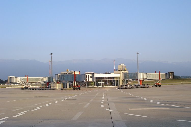 GVA Geneva International Airport by Abraham Del Pozo