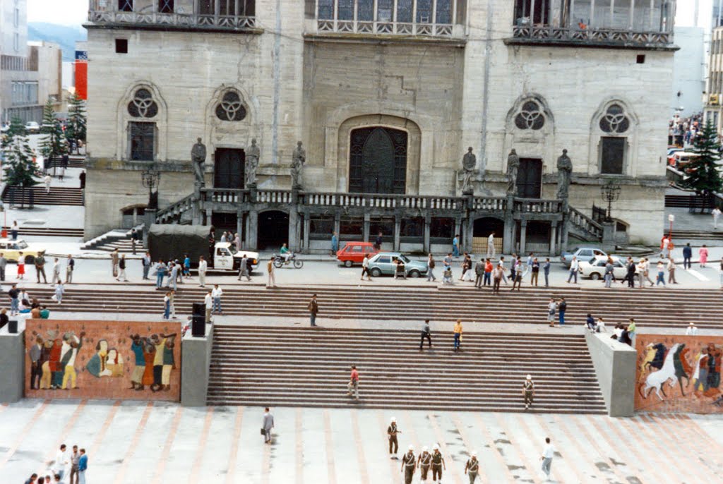 Plaza Simón Bolivar y catedral de Manizales by alejandrino tobon