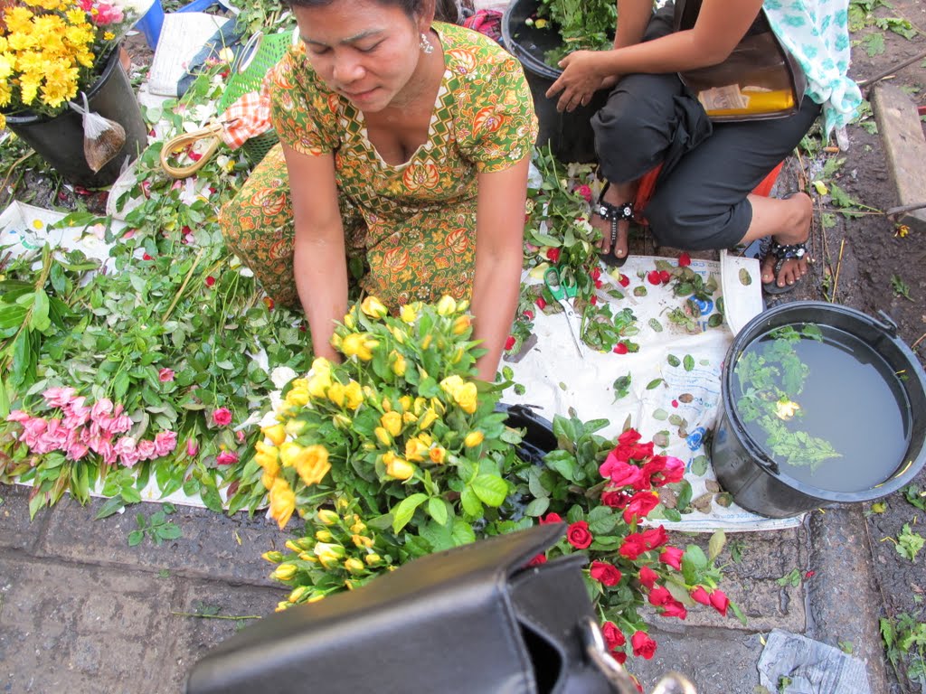 The Women with Flowers in Yangon Market- Chị hàng Hoa ở Yangon by Che Trung Hieu