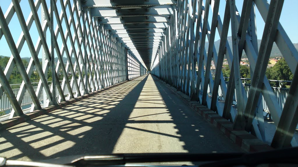 Pont fronterer entre Espanya i Portugal sobre el riu Miño. (Galicia, agost 2010) by saül pau