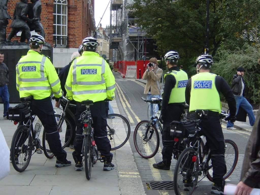 Londra - Policemen on bike by Claudio Sulis Bakèra