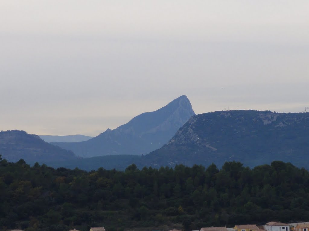 Le Pic Saint Loup vu de Villevieille by DESGAIN