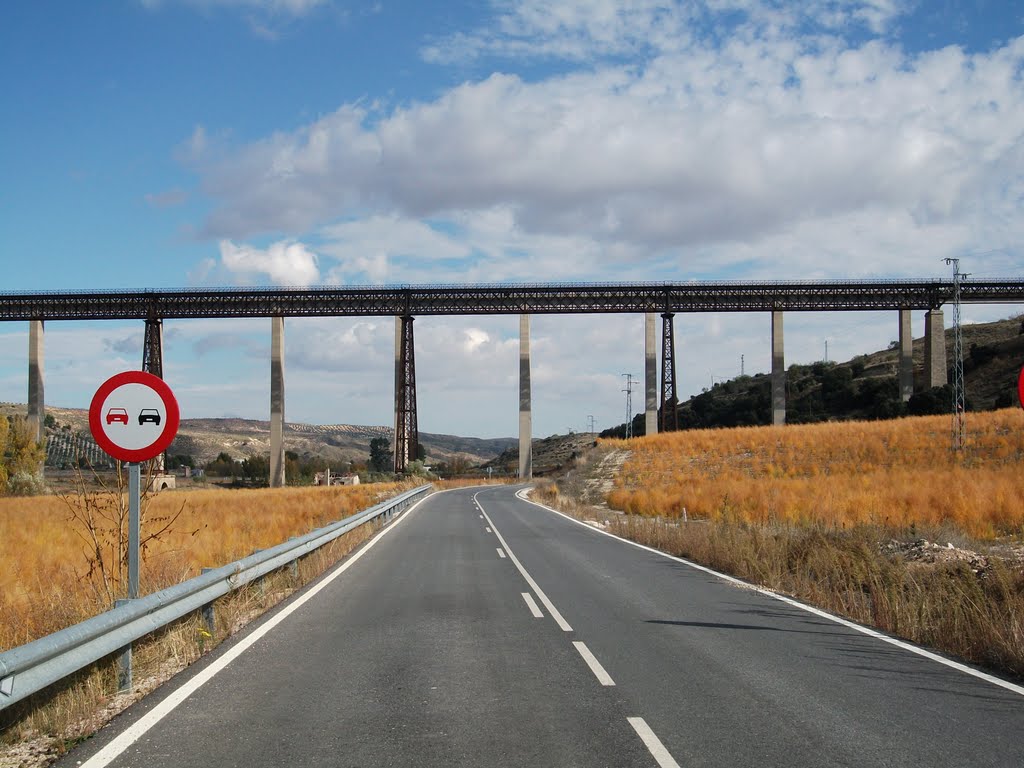 Hacia el encuentro con la grandiosidad del Viaducto del Hacho. Noviembre de 2010 by viajeroandaluz