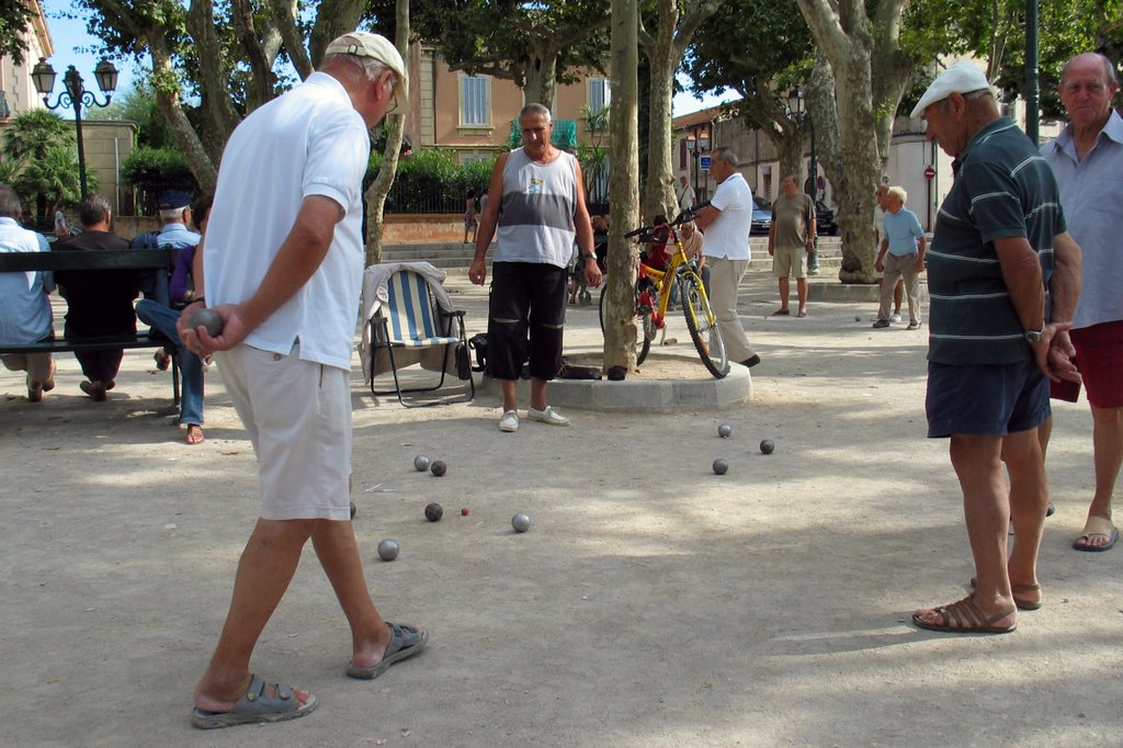 Petanque - Place des Lices by Robert Vasiliu