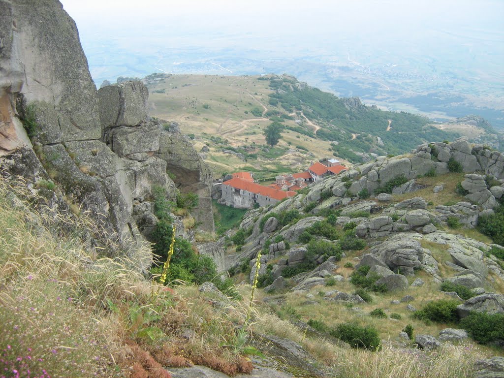 Pod Zvatno Jabolko pogled kon Gumenje by Vladimir Milanovski