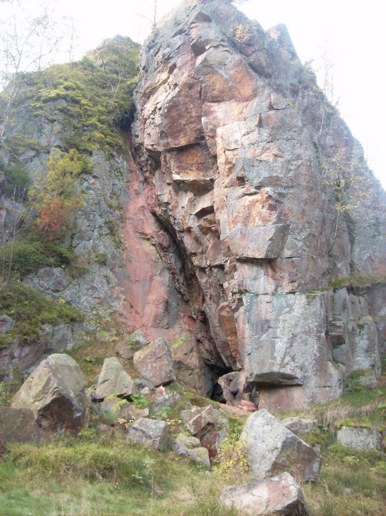 In der Binge von Geyer, die Verfärbungen stammen von Erzhaltigem Gestein by mariogenexgode