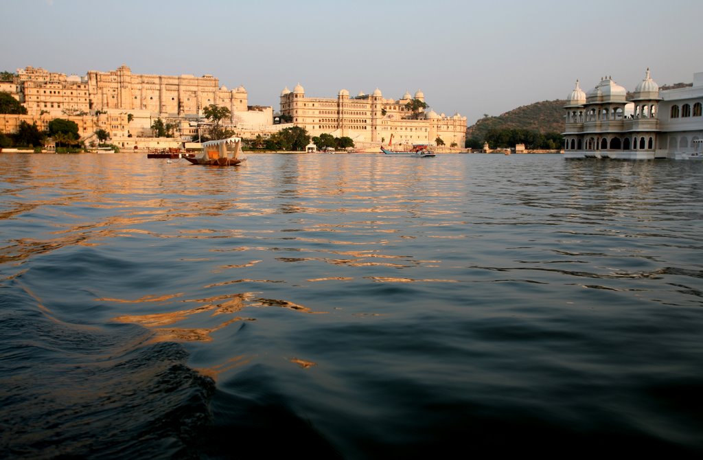 Les palais d'Udaipur by Borowski Eric