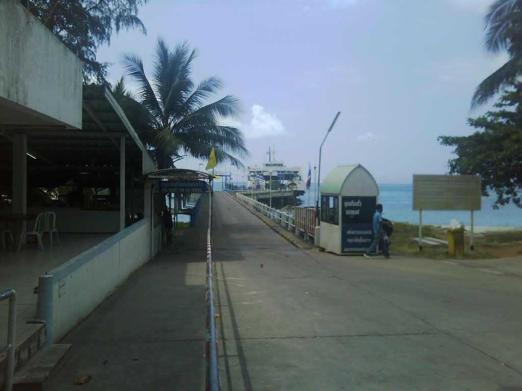 Ferry, Lipa Noi, Ko Samui, Surat Thani, Thailand by Loo Thiam Khen 呂添根