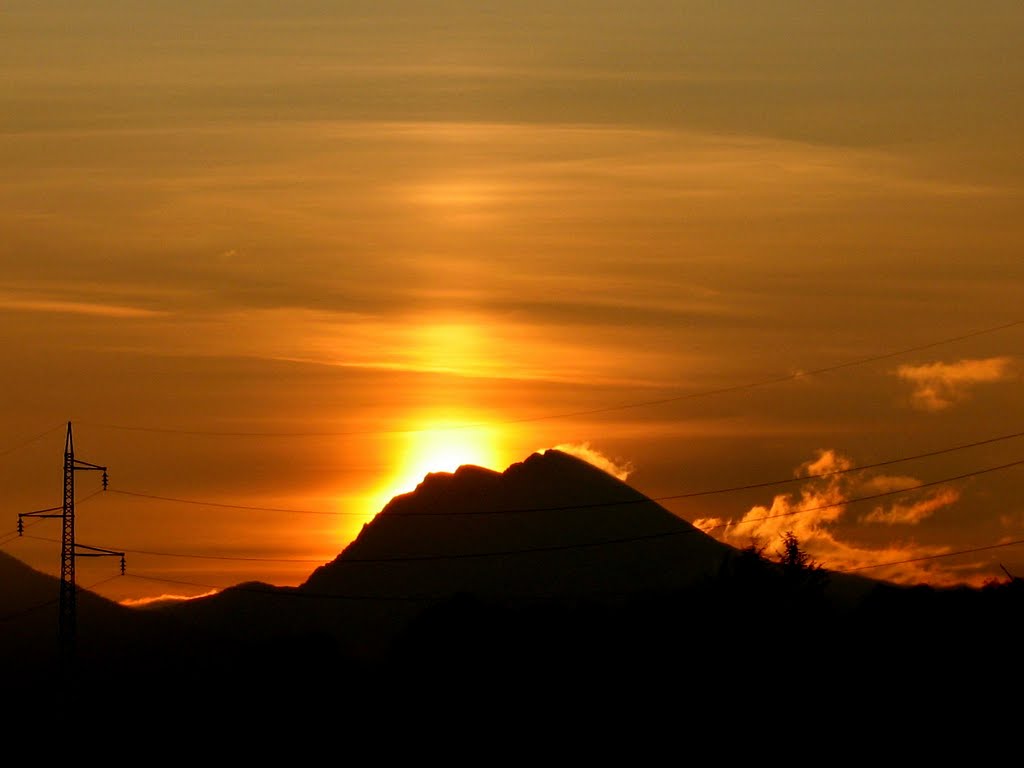 Sunce na Tremu, Sunrise over the Dry mountain by Dragan Antić