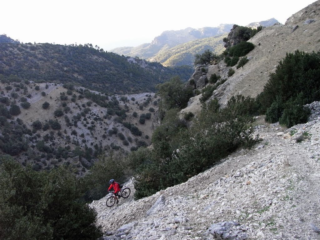 Descenso al nacimiento del río Borosa. by Javier Piris (Zinazt…