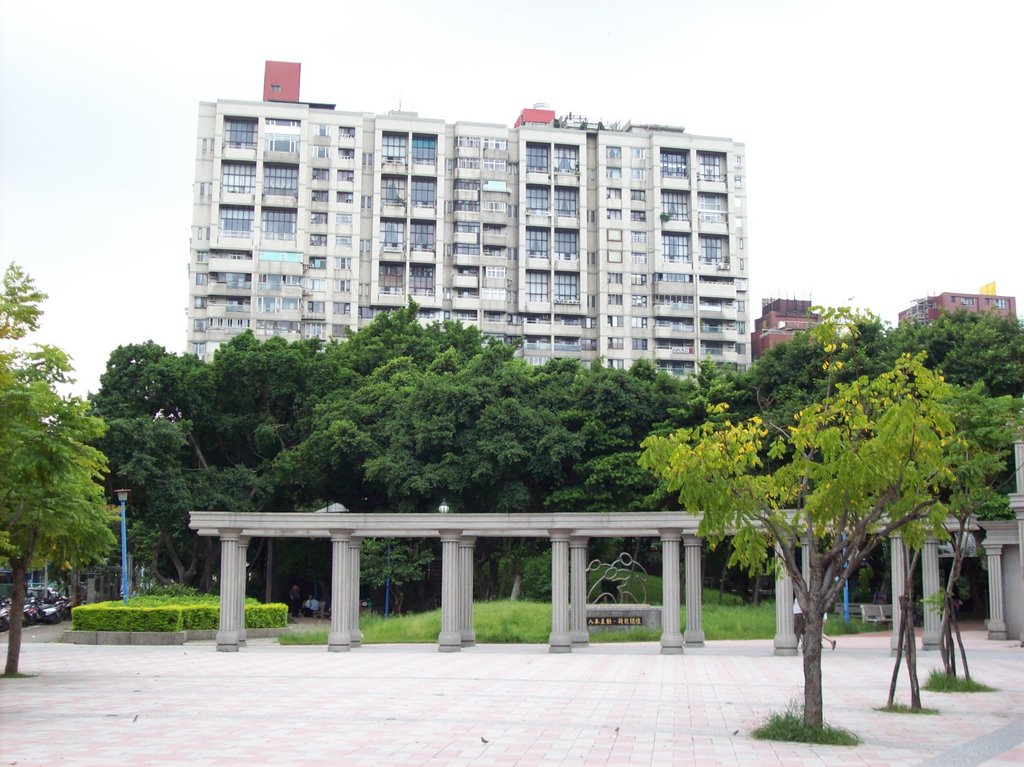 介壽公園與豪美大廈 Jie Shou Park & Hao Mei Mansion by klkuo